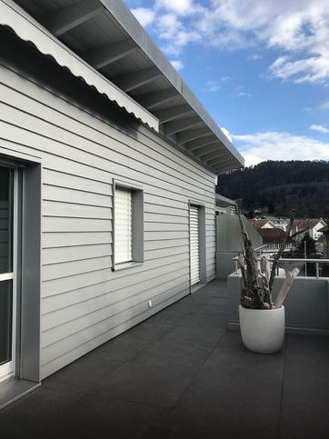 Holzfassade und Betonbrüstung